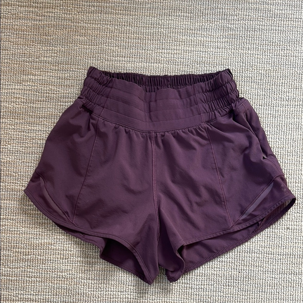 Lululemon hotty hot high rise 2.5” shorts